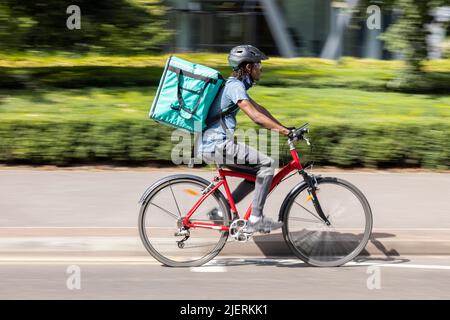 Kurier Auf Dem Fahrrad Liefert Takeaway Food In Der Stadt Stockfoto