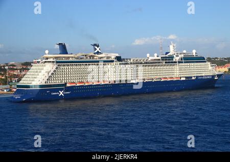 Der Celebrity Equinox ein Kreuzfahrtliner der Solstice-Klasse liegt am Hafen von Willemstad auf der niederländischen Karibikinsel Curacao. Stockfoto