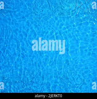 Poolwasser. Abstrakte blaue Wasseroberfläche Hintergrundstruktur. Draufsicht. Stockfoto