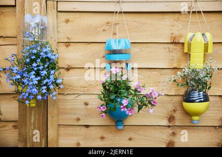 Nachhaltige Pflanzenhalter Aus Wiederverwerteten Recycelten Plastikflaschen Im Garten Stockfoto