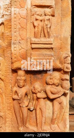 Skulptur von heiligen und Frauen auf dem Mandapika-Schrein von Bateshwara-Tempelgruppe, Morena, Madhya Pradesh, Indien. Stockfoto