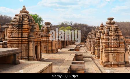 Schöne Ansicht der Mandapika-Schreine in Reihen der Bateshwara-Tempelgruppe, Morena, Madhya Pradesh, Indien. Stockfoto
