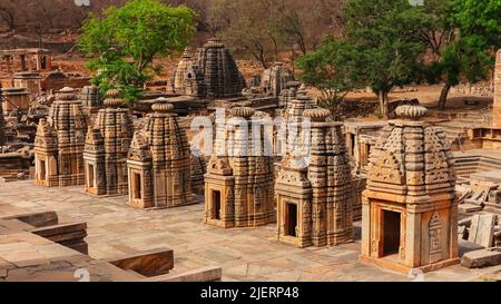 Schöne Ansicht der Mandapika-Schreine in Reihen der Bateshwara-Tempelgruppe, Morena, Madhya Pradesh, Indien. Stockfoto