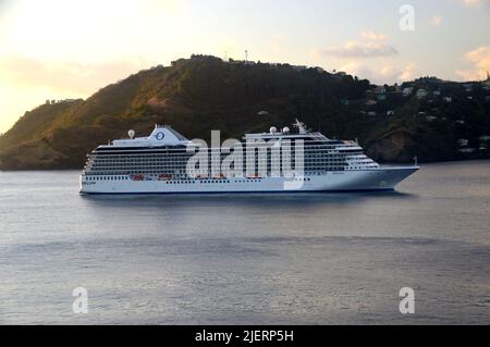 Oceania Cruises' Luxury Passenger Cruise Ship 'Marina' anchoured in the Bay off Kingston Harbour in St. Vincent and the Grenadines in the Caribbean. Stockfoto