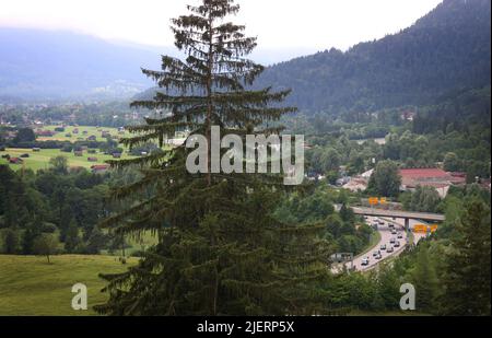 Garmisch Partenkirchen, Deutschland. 28.. Juni 2022. Die Autokolonne von US-Präsident Joe Biden verlässt die Stadt auf der Bundesstraße 2 (B2) in Richtung Norden. Deutschland war Gastgeber des Gipfels G7 in Schloss Elmau. Quelle: Karl-Josef Hildenbrand/dpa/Alamy Live News Stockfoto