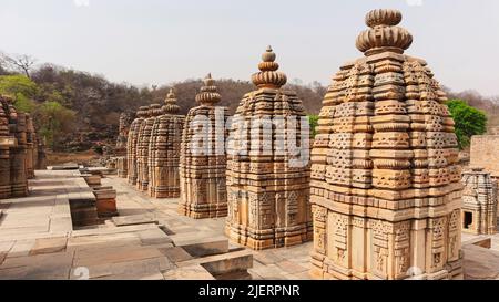 Schöne Ansicht der Mandapika-Schreine in Reihen der Bateshwara-Tempelgruppe, Morena, Madhya Pradesh, Indien. Stockfoto