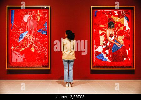 London, Großbritannien. 28.. Juni 2022. Mitarbeiter der Galerie mit Lina Iris Viktor, Red/Sun (l, 2021-22) und Red/Meridian (2021-22) . Die von Ekow Eshun kuratierte Ausstellung in The Black Fantastic bringt eine Gruppe von 11 internationalen Künstlern zusammen, die Elemente von Folklore, Mythos, Science Fiction, spirituellen Traditionen, Prunk und Vermächtnissen des Afrofuturismus inventivierend recyceln und neu konfigurieren.29. Juni - 18. September 2022 in der Hayward Gallery. Kredit: Imageplotter/Alamy Live Nachrichten Stockfoto