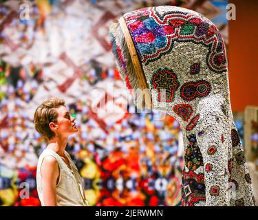 London, Großbritannien. 28.. Juni 2022. Mitarbeiter der Galerie mit Nick Cave, Soundsuit, 2014. Die von Ekow Eshun kuratierte Ausstellung in The Black Fantastic bringt eine Gruppe von 11 internationalen Künstlern zusammen, die Elemente von Folklore, Mythos, Science Fiction, spirituellen Traditionen, Prunk und Vermächtnissen des Afrofuturismus inventivierend recyceln und neu konfigurieren.29. Juni - 18. September 2022 in der Hayward Gallery. Kredit: Imageplotter/Alamy Live Nachrichten Stockfoto