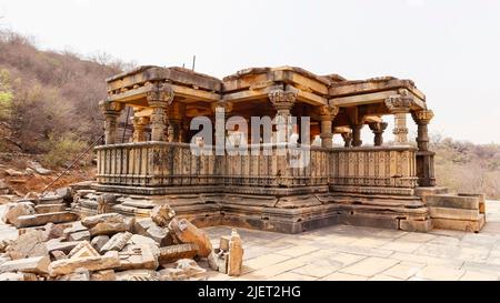 Seitenansicht des Lords Vishnu Temple in der Nähe der Bateshwara Gruppe von Tempeln, Morena, Madhya Pradesh, Indien. Stockfoto