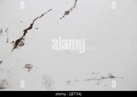 Infiltration von Wasser, Schimmel und Risse in der Wand und weißen Dach des Hauses Stockfoto