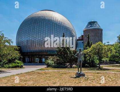 Das Zeiss Major Planetarium des Architekten Erhardt Gißke wurde 1987 eröffnet, Prenzlauer Allee 80, Prenzlauer Berg, Berlin Stockfoto