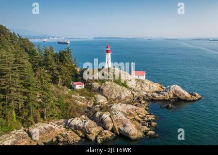 Luftaufnahme des historischen Wahrzeichen Point Atkinson Lighthouse bei Tag in West Vancouver, British Columbia, Kanada. Stockfoto