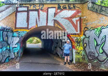 Heidekampgraben, Planterwald, Treptow-Köpenick, Berlin. Eisenbahnbrücke über den Weg auf dem ehemaligen Berliner Mauerweg Stockfoto