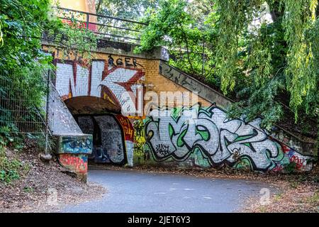 Nördlicher Heidekampgraben,Planterwald,Treptow-Köpenick, Berlin. Eisenbahnbrücke über den Weg auf dem ehemaligen Berliner Mauerweg Stockfoto