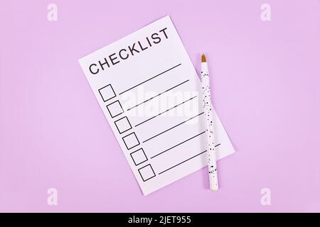 Weiße leere Checkliste mit Bleistift auf violettem Hintergrund Stockfoto