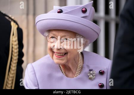 Königin Elizabeth II. Nimmt an einer Loyalitätsparade der Streitkräfte in den Gärten des Palace of Holyroodhouse, Edinburgh, Teil, während sie ihr Platin-Jubiläum in Schottland feiern. Die Zeremonie ist Teil der traditionellen Reise der Queen nach Schottland für die Holyrood Week. Bilddatum: Dienstag, 28. Juni 2022. Stockfoto