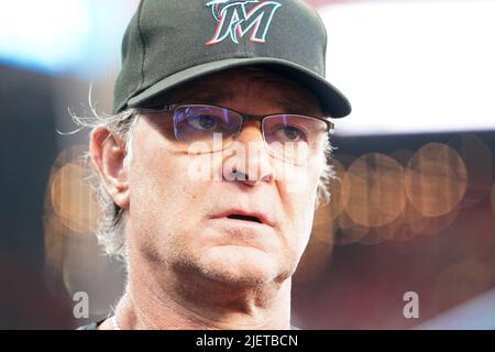 St. Louis, Usa. 27.. Juni 2022. Don Mattingly, Manager von Miami Marlins, beobachtet die Aktion gegen die St. Louis Cardinals im Busch Stadium in St. Louis am Montag, den 27. Juni 2022. Foto von Bill Greenblatt/UPI Credit: UPI/Alamy Live News Stockfoto