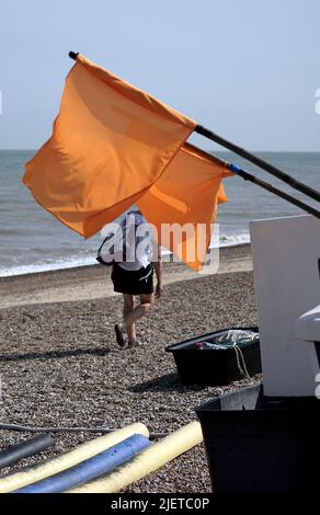 Danbuoy-Flaggen und Abschussrollen am Kiesstrand bei Sizewell Suffolk England Stockfoto