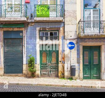 Fragment der Fassade des Hauses mit dekorativen Elementen und Azulejo-Fliesen. Lissabon, Portugal Stockfoto