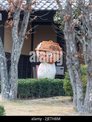 Ashi-kun: Das offizielle Maskottchen der Stadt Ashiya wurde von Ashiyas berühmter Töpferindustrie inspiriert. Stockfoto