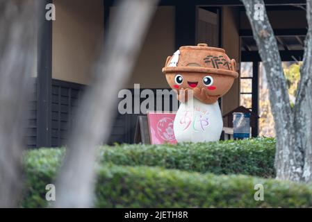 Ashi-kun: Das offizielle Maskottchen der Stadt Ashiya wurde von Ashiyas berühmter Töpferindustrie inspiriert. Stockfoto