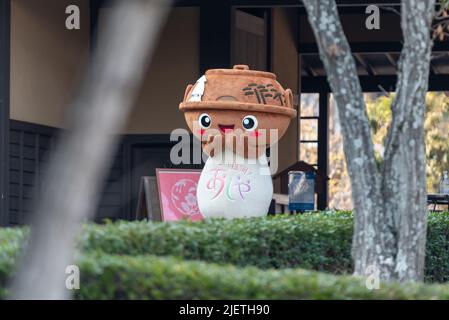 Ashi-kun: Das offizielle Maskottchen der Stadt Ashiya wurde von Ashiyas berühmter Töpferindustrie inspiriert. Stockfoto