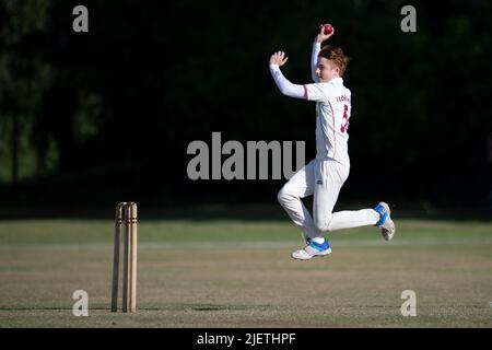 Teenager-Cricket-Bowler in Aktion Stockfoto