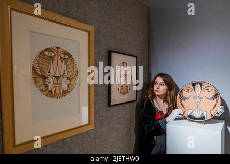 London, Großbritannien. 28.. Juni 2022. Eine Keramikplatte, am wenigsten 4 bis 5 000, mit Skizzen zur Vorproduktion - Eine Vorschau auf Bonhams' Jean Cocteau und den Verkauf von Madeline-Jolly Workshop in der New Bond Street. Der Verkauf findet am 29. September 2022 in Paris statt. Kredit: Guy Bell/Alamy Live Nachrichten Stockfoto