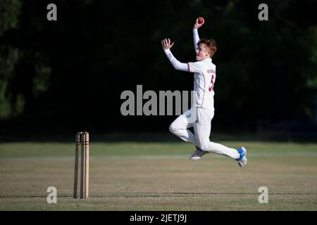 Teenager-Cricket-Bowler in Aktion Stockfoto