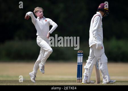 Teenager-Cricket-Bowler in Aktion Stockfoto