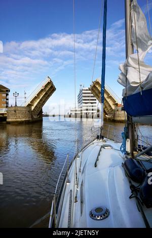 yacht, die durch die Haven Bridge Great yarmouth norfolk england nach braydon Water führt Stockfoto