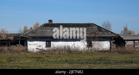 Kiew, Ukraine 26. September 2021: Ein altes ukrainisches Haus im Nationalmuseum für Volksarchitektur und Leben der Ukraine 'Pirogovo' in Kiew Stockfoto