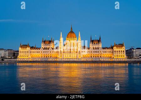 Tolle Aussicht auf das ungarische Parlamentsgebäude und die Donau bei Nacht Stockfoto