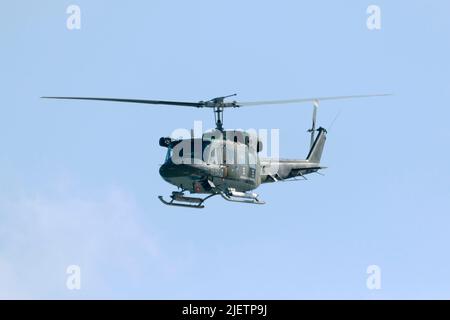 Die italienische Luftwaffe Agusta ab-212ICO (MM86113), die in Übereinstimmung mit der italienischen Staatsmacht auf Malta stationiert ist, überfliegt den Flugplatz. Stockfoto