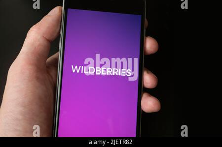 MOSKAU – 25. JUNI: Telefonhörer mit dem Logo von Wildberries auf dem Bildschirm in Moskau, 25. Juni. 2022 in Russland. Waldbeeren ist die größte russische o Stockfoto