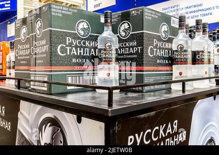 Samara, Russland - 25. Juni 2022: Russian Standard Vodka wird in einem Supermarkt zum Verkauf angeboten Stockfoto