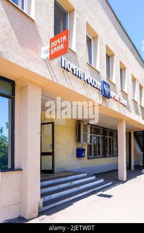 Samara, Russland - 27. Juni 2022: Zeichen mit dem Logo-Büro der Russischen Post Bank. Eine der größten russischen Banken. Text auf russisch: Post Bank, russ Stockfoto