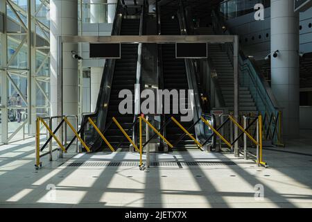 Hongkong, China. 28.. Juni 2022. Barrikaden werden von der Polizei in der West Kowloon Station aufgesetzt, um die Sicherheit vor der Übergabe von Hongkong am 1.. Juli 25. zu gewährleisten. (Bild: © Keith Tsuji/ZUMA Press Wire) Stockfoto