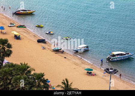 Ausflugsboote warten auf Touristen am Strand, Pattaya, Chonburi, Thailand Stockfoto