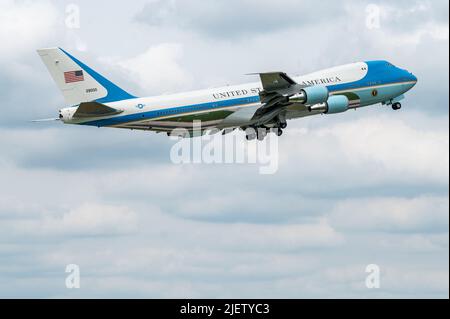 München, Deutschland. 28.. Juni 2022. Air Force One mit US-Präsident Joe Biden hebt am Flughafen ab. Deutschland war Gastgeber des Gipfels G7 auf Schloss Elmau. Quelle: Armin Weigel/dpa/Alamy Live News Stockfoto