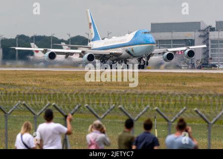 München, Deutschland. 28.. Juni 2022. Air Force One mit US-Präsident Joe Biden hebt am Flughafen ab. Deutschland war Gastgeber des Gipfels G7 auf Schloss Elmau. Quelle: Armin Weigel/dpa/Alamy Live News Stockfoto