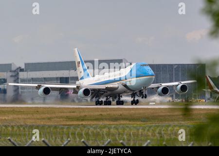 München, Deutschland. 28.. Juni 2022. Air Force One mit US-Präsident Joe Biden hebt am Flughafen ab. Deutschland war Gastgeber des Gipfels G7 auf Schloss Elmau. Quelle: Armin Weigel/dpa/Alamy Live News Stockfoto