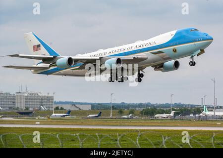 München, Deutschland. 28.. Juni 2022. Air Force One mit US-Präsident Joe Biden hebt am Flughafen ab. Deutschland war Gastgeber des Gipfels G7 auf Schloss Elmau. Quelle: Armin Weigel/dpa/Alamy Live News Stockfoto