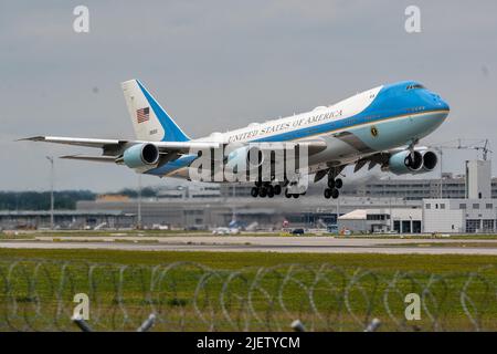 München, Deutschland. 28.. Juni 2022. Air Force One mit US-Präsident Joe Biden hebt am Flughafen ab. Deutschland war Gastgeber des Gipfels G7 auf Schloss Elmau. Quelle: Armin Weigel/dpa/Alamy Live News Stockfoto