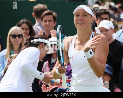 London, Großbritannien. 28.. Juni 2022. Die Belgierin Yanina Wickmayer feiert am Dienstag, den 28. Juni 2022, ein erstes Spiel im Einzel-Turnier der Frauen gegen den Chinesen Zhu (WTA 98) beim Wimbledon Grand Slam-Tennisturnier 2022 im All England Tennis Club im Südwesten Londons, Großbritannien. Das Spiel musste wegen des Regens am Montag verschoben werden. BELGA FOTO BENOIT DOPPAGNE Kredit: Belga Nachrichtenagentur/Alamy Live News Stockfoto