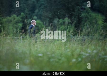 Elmau, Deutschland. 28.. Juni 2022. Bundeskanzler Olaf Scholz (SPD) verlässt am Ende des G-7-Gipfels auf Schloss Elmau eine Pressekonferenz. Quelle: Michael Kappeler/dpa/Alamy Live News Stockfoto