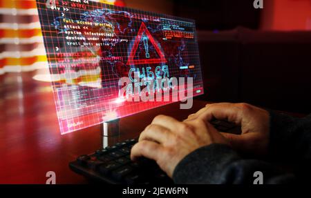 Cyberangriff auf dem Computerbildschirm. Cyberangriff, Sicherheitsverletzung und russisches Hacker-Abstract-Konzept 3D mit Glitch-Effekt. Mann tippt die Tastatur. Stockfoto