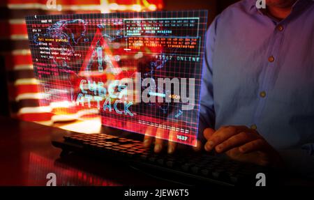 Cyberangriff auf dem Computerbildschirm. Cyberangriff, Sicherheitsverletzung und russisches Hacker-Abstract-Konzept 3D mit Glitch-Effekt. Mann tippt die Tastatur. Stockfoto