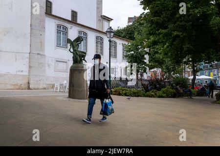 Lissabon, Portugal. 24.. Juni 2022. Ein Mann mit Gesichtsmaske als Vorsichtsmaßnahme gegen die Ausbreitung von Covid-19, der durch die historische Gegend des Stadtteils Graça in Lissabon spazierend gesehen wird. (Bild: © Jorge Castellanos/SOPA Images via ZUMA Press Wire) Stockfoto