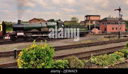 Wiederaufgebaute Dampflokomotive der GWR Saint-Klasse Nr. 2999 Lady of Legend bei der Frühjahrsgala 2022 der Severn Valley Railway. Stockfoto